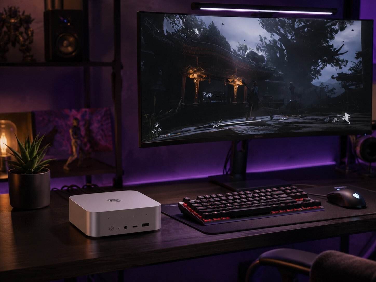 Beelink review – Beelink SER9 Pro AI 9 HX 370 mini PC in frost silver on desk